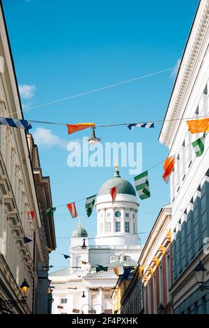 Kathedrale von Helsinki mit bunten Girlanden in Helsinki, Finnland Stockfoto