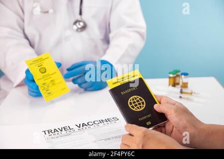 Holen Sie sich vor der Reise einen internationalen Impfpass Stockfoto
