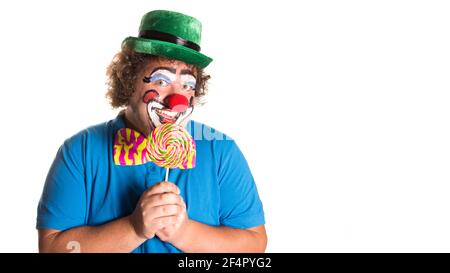 Feiertage. Lustige dicke Clown. Weißer Hintergrund. Stockfoto