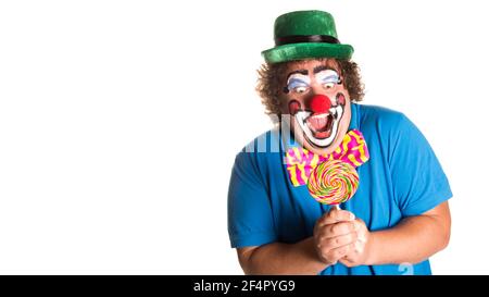 Feiertage. Lustige dicke Clown. Weißer Hintergrund. Stockfoto