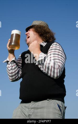 Lustige fette Kerl trinkt Bier. Stockfoto