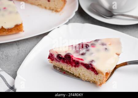 Hausgemachter Kuchen mit Preiselbeeren und saurer Sahne. Stück Kuchen Nahaufnahme Stockfoto