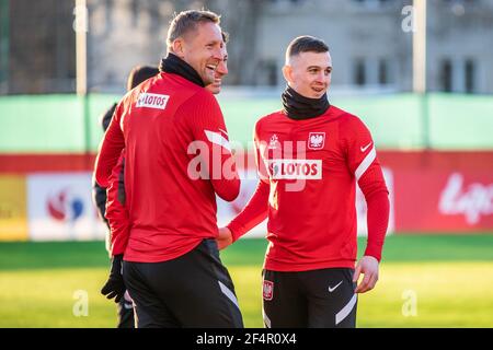 Warschau, Polen. März 2021, 22nd. Kamil Glik (L) und Sebastian Kowalczyk (R) aus Polen sind während der ersten offiziellen Trainingseinheit der polnischen Fußballnationalmannschaft im Jahr 2021 zu sehen. (Foto von Mikolaj Barbanell/SOPA Images/Sipa USA) Quelle: SIPA USA/Alamy Live News Stockfoto