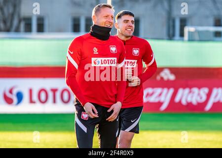 Warschau, Polen. März 2021, 22nd. Kamil Glik (L) und Jan Bednarek (R) aus Polen sind während der ersten offiziellen Trainingseinheit der polnischen Fußballnationalmannschaft im Jahr 2021 zu sehen. (Foto von Mikolaj Barbanell/SOPA Images/Sipa USA) Quelle: SIPA USA/Alamy Live News Stockfoto