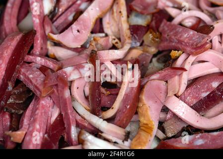 Mischen Sie aus verschiedenen Arten von Würstchen und Fleisch gebraten für Soljanka-Suppe Stockfoto