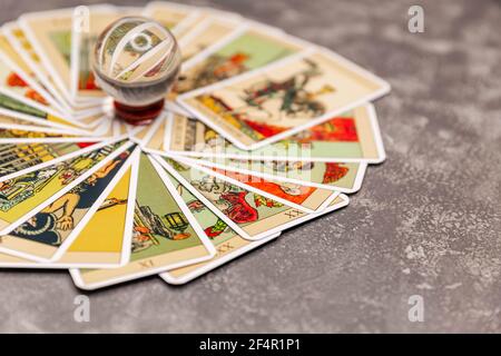 Tarot-Karten und magische Kristallkugel. Set von Tarot-Karten auf dem Tisch. Stockfoto