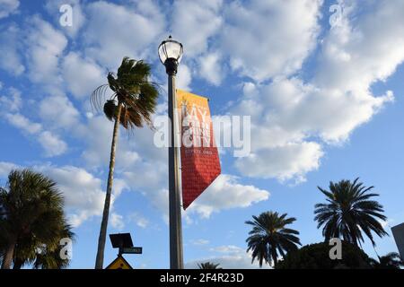Das bunte Banner Werbung Stadt St. Petersburg auf der Straße Lichtmast in der Innenstadt mit Cumulus Wolken und blauen Himmel Hintergrund, Florida, USA. Stockfoto