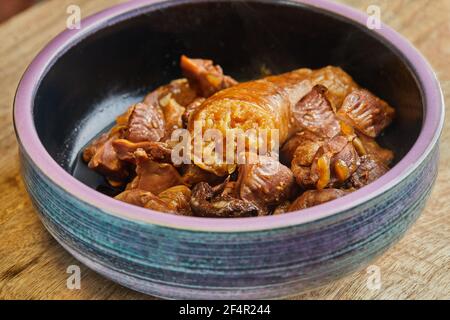 Fleischnavels in einem langsamen Herd mit Wurst in gekocht Den Darm Stockfoto