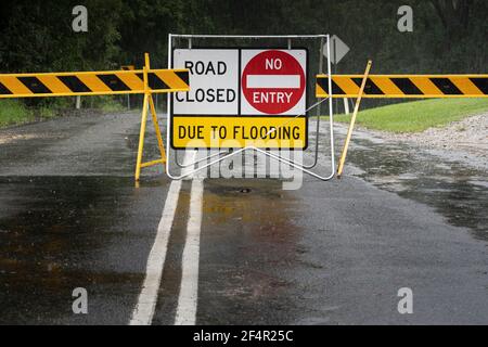 Warnschild, dass die Straße vor dem Hotel aufgrund von gesperrt ist Überschwemmung Stockfoto