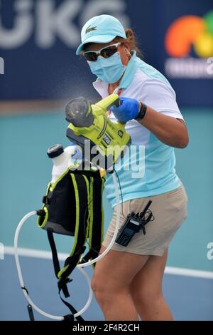 MIAMI GARDENS, FL - 22. MÄRZ: Covid-19 Cleaning Crew sah Reinigung und Desinfektion von Plätzen, nachdem die Spieler in der Qualifying-Runde am Tag 1 der Miami Open am 22. März 2021 im Hard Rock Stadium in Miami Gardens, Florida konkurrieren. Personen: Covid-19 Reinigungscrew Kredit: Storms Media Group/Alamy Live News Stockfoto