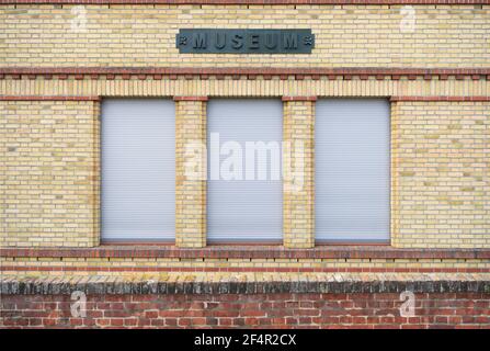 22. März 2021, Brandenburg, Fernbellin/OT Wustrau: Am Ruhetag sind die Fensterläden des Brandenburg-Preußen Museums geschlossen. Foto: Soeren Sache/dpa-Zentralbild/dpa Stockfoto