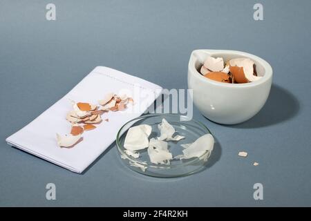 Eierschalenmembran. Kollagen aus Eierschalenmembranen. Zero Waste Kosmetik. Komposition auf blauem Hintergrund. Stockfoto