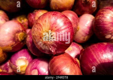 Frische rote Zwiebelgruppe auf Korb isoliert Stockfoto