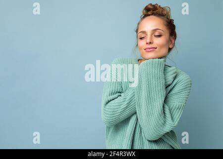 Close-up Porträt von schön aussehende attraktiv schöne liebenswerte ziemlich niedlich Winsome Wunderschöne fröhlich fröhlich fröhlich wellig-haarige blonde Frau auf Pastell isoliert Stockfoto