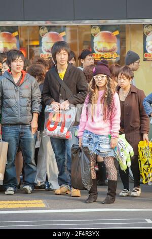 Japanische Street Fashion im Jahr 2008: Weiblich gekleideter inrosa Pullover, Bommel Hut, Denim Cutoffs, Leopard Print Strumpfhose, Sonnenbrille, Harajuku, Tokio, Japan Stockfoto