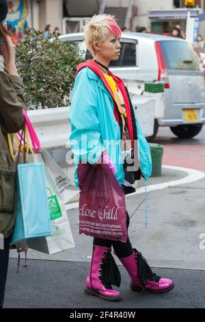 Japanische Straßenmode 2008: Hübsche Frauen in farbenfroher Kleidung, spiky blonde Haare und rosa Dr.Marten Stiefel, Harajuku, Tokyo, Japan Stockfoto