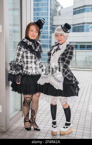 Zwei japanische Gothic Loitas in schwarz-weißen Kostümen und niedlichen Kopfhüten posieren für Foto, Odaiba, Tokyo, Japan Stockfoto