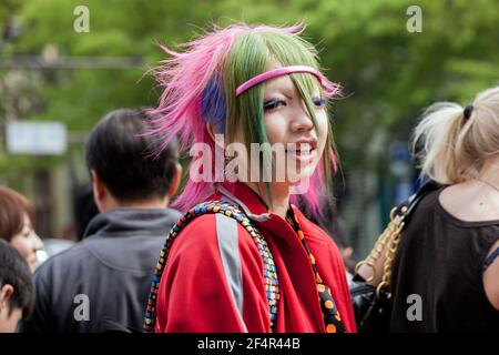 Street Fashion 2008: Japanische Frau mit bunten gefärbten Haaren und bunten Kleidern, Harajuku, Tokio, Japan Stockfoto