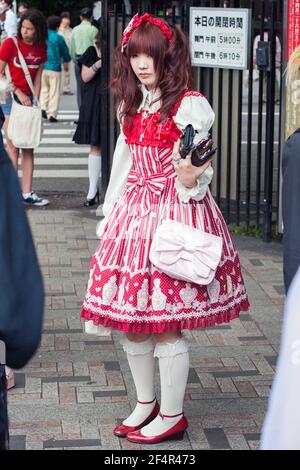 Porträt einer japanischen Lolita in rosa und weißem Kleid, langen, Rüschen weißen Socken und roten Schuhen, Harajuku, Tokio, Japan Stockfoto