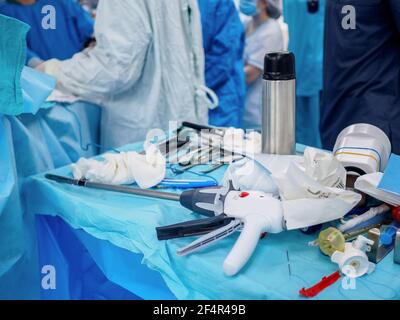 Nahaufnahme verschiedener medizinischer Instrumente mit Blutspuren auf dem Tisch während einer Operation. Stockfoto