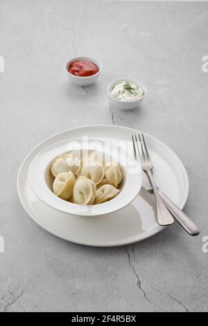Gefrorene halbfertige Knödel gefüllt mit Rindfleisch Fleisch Stockfoto