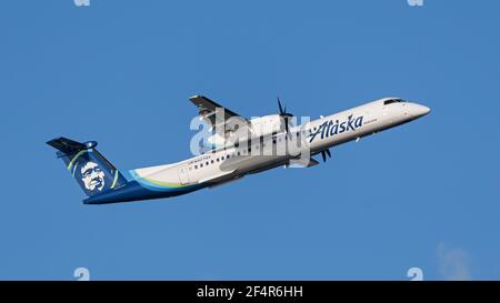 Richmond, British Columbia, Kanada. 22nd Dez 2020. Ein regionales Verkehrsflugzeug der Alaska Airlines Dash 8 Turboprop, das von Horizon Air betrieben wird, wird nach dem Start in die Luft geflogen Credit: Bayne Stanley/ZUMA Wire/Alamy Live News Stockfoto