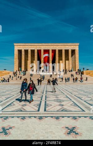 Ankara, Türkei - 13. Juni 2021 - Vertikale Ansicht der Menschen im Mausoleum von Mustafa Kemal Atatürk in Anitkabi Stockfoto