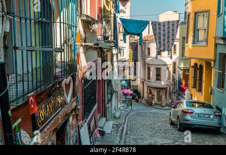 Balat, Istanbul, Türkei - 23. Februar 2021 - Straßenfotografie einer Straße im historischen Balat-Viertel mit traditionellen bunten Häusern Stockfoto