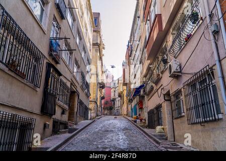 Balat, Istanbul, Türkei - 23. Februar 2021 - Straßenfotografie einer Straße im historischen Balat-Viertel mit traditionellen bunten Häusern Stockfoto