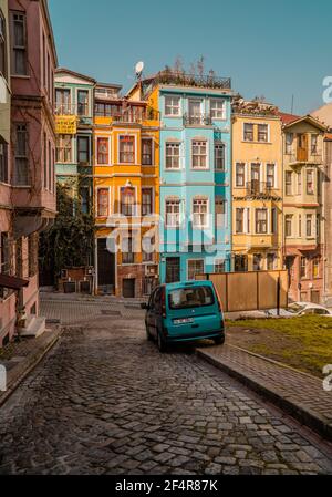 Balat, Istanbul, Türkei - 23. Februar 2021 - Straßenfotografie einer Straße im historischen Balat-Viertel mit traditionellen bunten Häusern Stockfoto