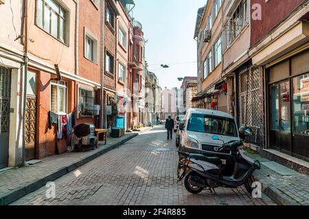 Balat, Istanbul, Türkei - 23. Februar 2021 - Straßenfotografie einer Straße im historischen Balat-Viertel mit traditionellen bunten Häusern Stockfoto