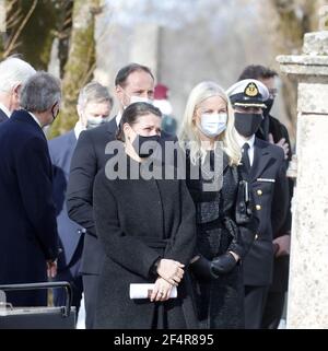 Die Beerdigung von Erling Lorentzen in der Asker Kirche, Norwegen am 22. März 2021, Geschenk von König Harald, Königin Sonja, Kronprinz Haakon, Kronprinzessin Mette-Marit, Prinzessin Martha Louise und Prinzessin Astrid. Foto von Marius Gulliksrud/Stella Pictures/ABACAPRESS.COM Stockfoto