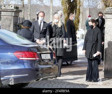 Die Beerdigung von Erling Lorentzen in der Asker Kirche, Norwegen am 22. März 2021, Geschenk von König Harald, Königin Sonja, Kronprinz Haakon, Kronprinzessin Mette-Marit, Prinzessin Martha Louise und Prinzessin Astrid. Foto von Marius Gulliksrud/Stella Pictures/ABACAPRESS.COM Stockfoto