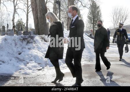 Die Beerdigung von Erling Lorentzen in der Asker Kirche, Norwegen am 22. März 2021, Geschenk von König Harald, Königin Sonja, Kronprinz Haakon, Kronprinzessin Mette-Marit, Prinzessin Martha Louise und Prinzessin Astrid. Foto von Marius Gulliksrud/Stella Pictures/ABACAPRESS.COM Stockfoto