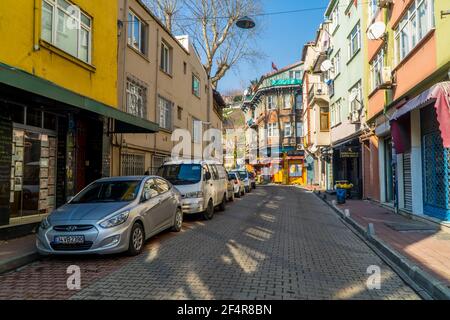 Balat, Istanbul, Türkei - 23. Februar 2021 - Straßenfotografie einer Straße im historischen Balat-Viertel mit traditionellen bunten Häusern Stockfoto