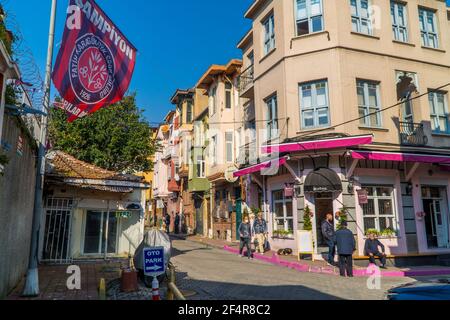 Balat, Istanbul, Türkei - 23. Februar 2021 - Straßenfotografie einer Straße im historischen Balat-Viertel mit traditionellen bunten Häusern Stockfoto