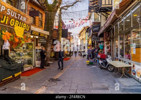 Balat, Istanbul, Türkei - 23. Februar 2021 - Straßenfotografie einer Straße im historischen Balat-Viertel mit traditionellen bunten Häusern Stockfoto