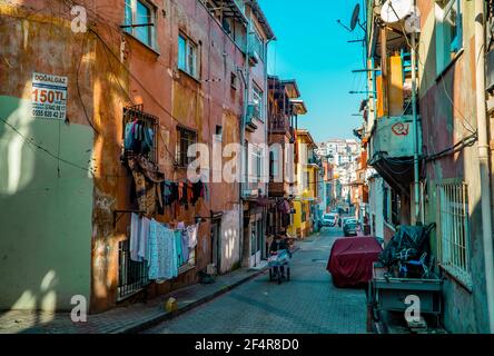 Balat, Istanbul, Türkei - 23. Februar 2021 - Straßenfotografie einer Straße im historischen Balat-Viertel mit traditionellen bunten Häusern Stockfoto