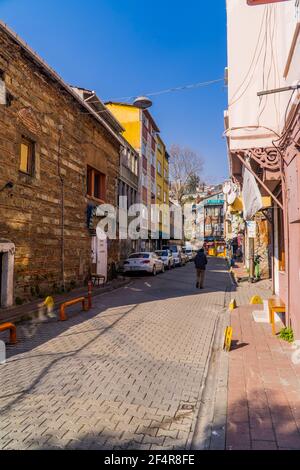 Balat, Istanbul, Türkei - 23. Februar 2021 - Straßenfotografie einer Straße im historischen Balat-Viertel mit traditionellen bunten Häusern Stockfoto