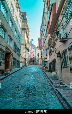 Balat, Istanbul, Türkei - 23. Februar 2021 - Straßenfotografie einer Straße im historischen Balat-Viertel mit traditionellen bunten Häusern Stockfoto