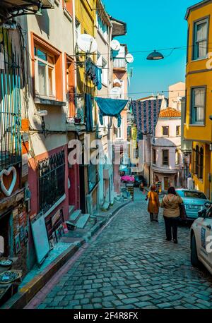 Balat, Istanbul, Türkei - 23. Februar 2021 - Straßenfotografie einer Straße im historischen Balat-Viertel mit traditionellen bunten Häusern Stockfoto