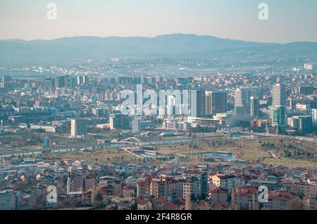 Bursa, Türkei - 6. März 2021 - Panoramablick auf die Stadt Bursa mit Wolkenkratzern und Parks an einem nebligen Tag Stockfoto