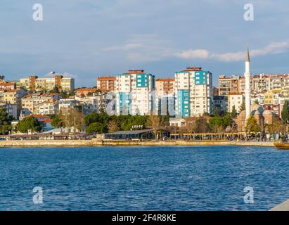 Canakkale, Türkei - 1. März 2021 - Straßenansicht der Stadt Canakkale auf den Dardanellen in der Westtürkei Stockfoto