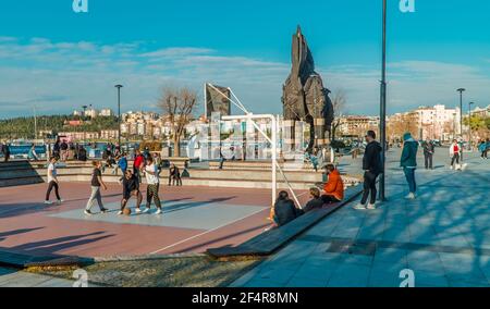 Canakkale, Türkei - 1. März 2021 - Straßenfotografie von Basketballspielern vor dem Filmset „Trojanisches Pferd“ Stockfoto