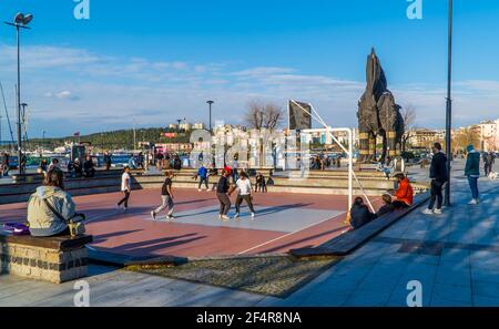 Canakkale, Türkei - 1. März 2021 - Straßenfotografie von Basketballspielern vor dem Filmset „Trojanisches Pferd“ Stockfoto