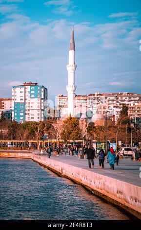 Canakkale, Türkei - 1. März 2021 - Straßenansicht der Stadt Canakkale auf den Dardanellen in der Westtürkei Stockfoto