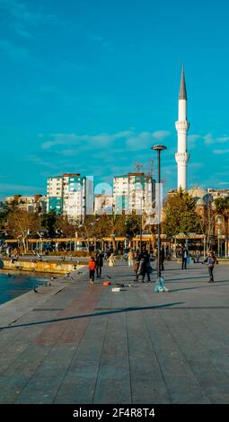 Canakkale, Türkei - 1. März 2021 - Straßenansicht der Stadt Canakkale auf den Dardanellen in der Westtürkei Stockfoto