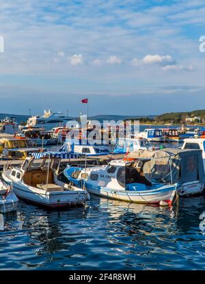 Canakkale, Türkei - 1. März 2021 - Boote im Hafen von Canakkale in Dardanelles Stockfoto