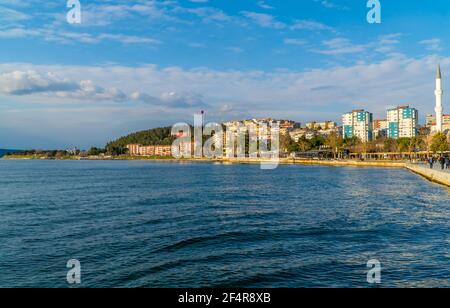 Canakkale, Türkei - 1. März 2021 - Straßenansicht der Stadt Canakkale auf den Dardanellen in der Westtürkei Stockfoto