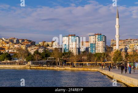 Canakkale, Türkei - 1. März 2021 - Straßenansicht der Stadt Canakkale auf den Dardanellen in der Westtürkei Stockfoto